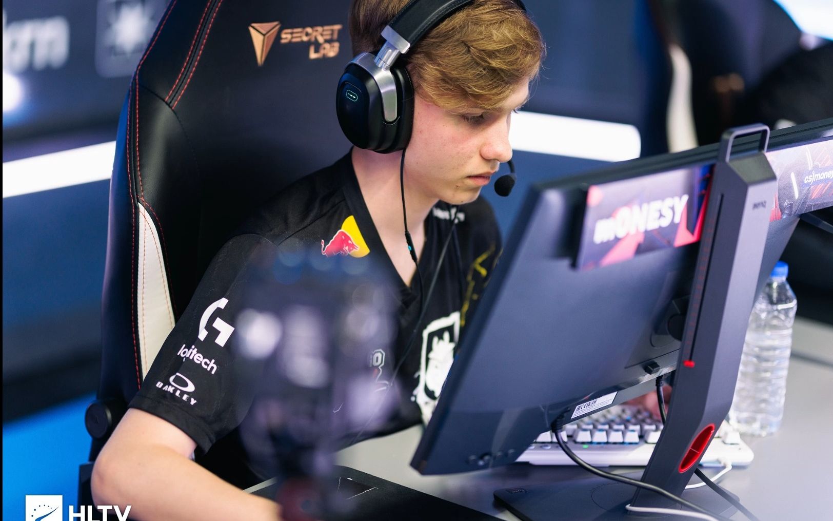 用中场球员 用中场球员